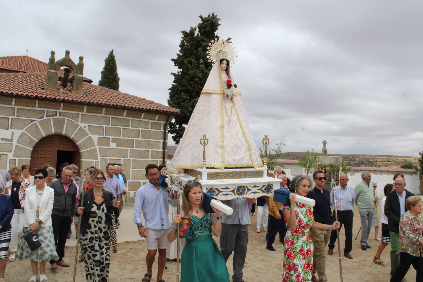 Gallegos de Solmirón acompaña a la Virgen de Gracia Carrero
