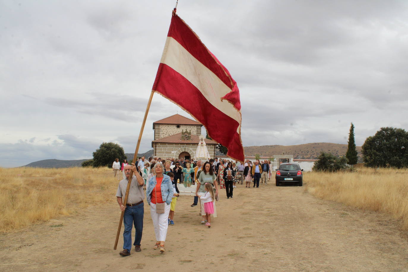 Gallegos de Solmirón acompaña a la Virgen de Gracia Carrero