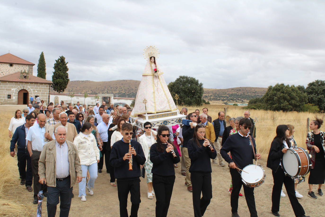 Gallegos de Solmirón acompaña a la Virgen de Gracia Carrero