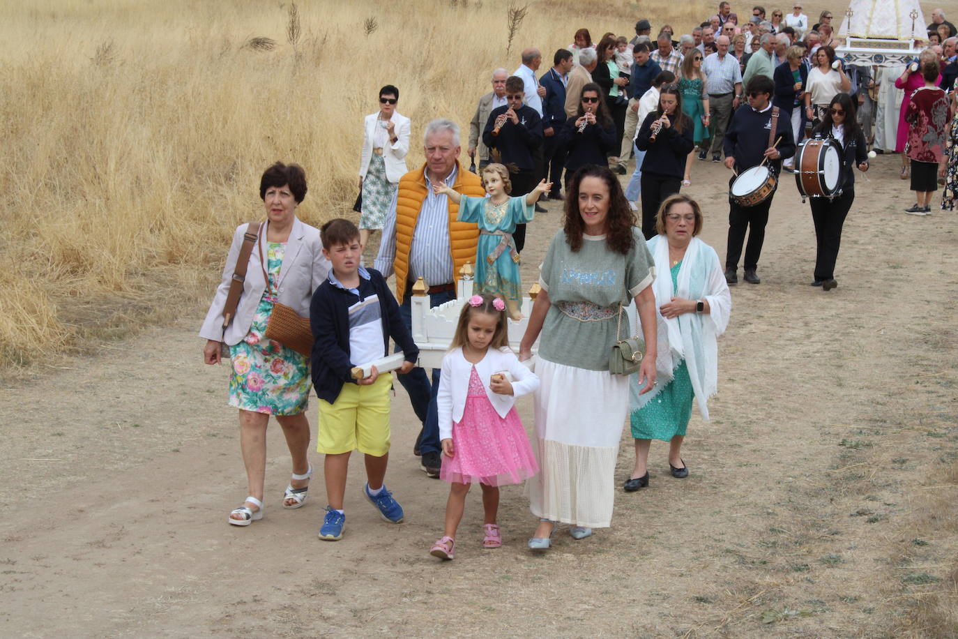 Gallegos de Solmirón acompaña a la Virgen de Gracia Carrero