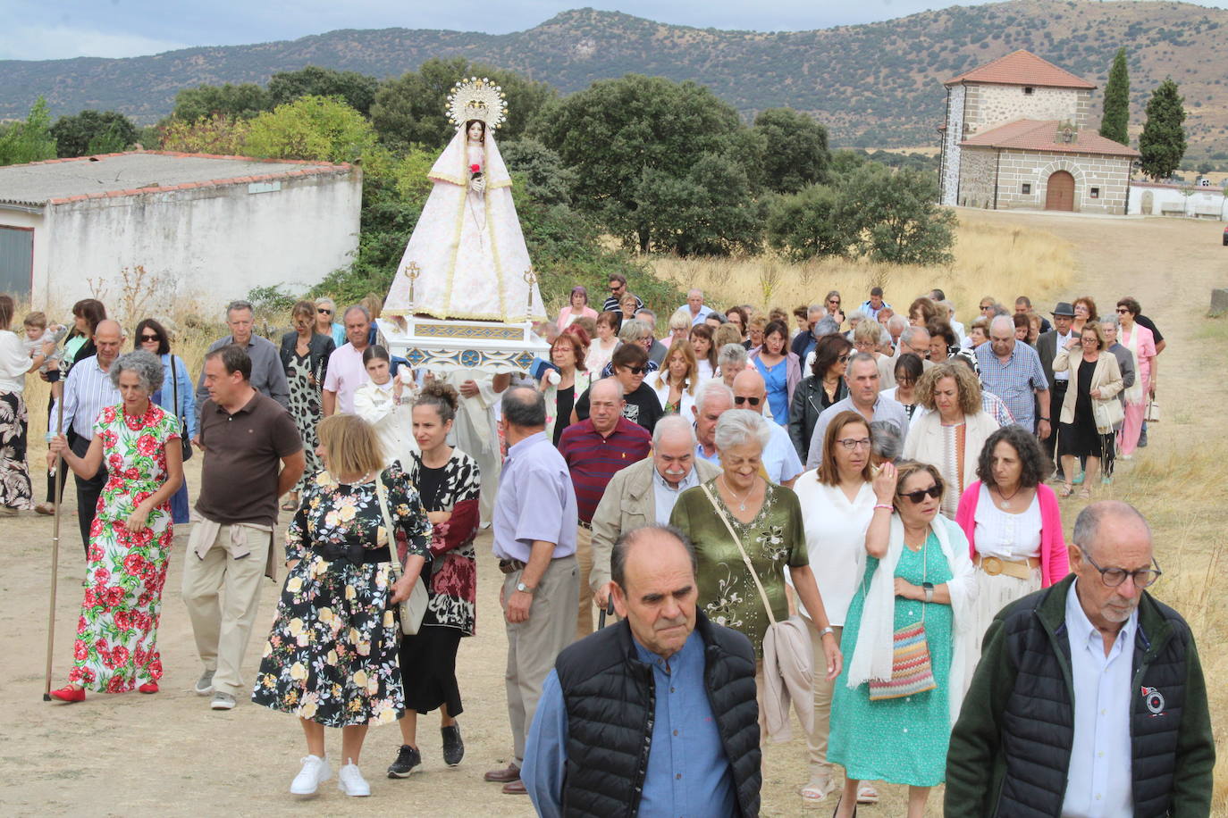 Gallegos de Solmirón acompaña a la Virgen de Gracia Carrero