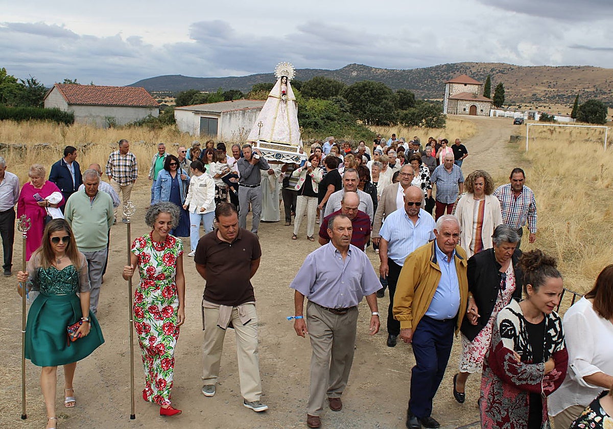 Gallegos de Solmirón acompaña a la Virgen de Gracia Carrero