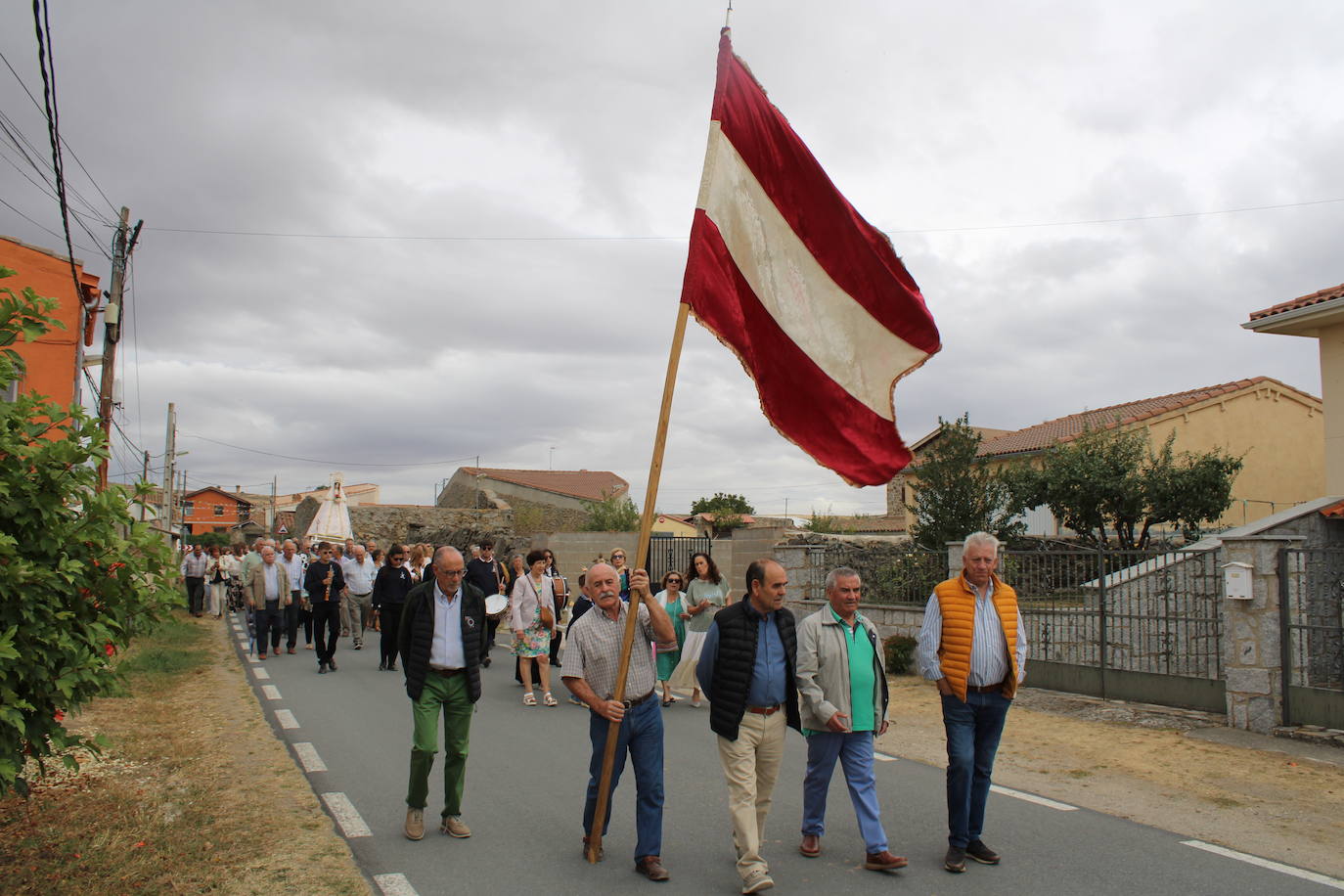 Gallegos de Solmirón acompaña a la Virgen de Gracia Carrero