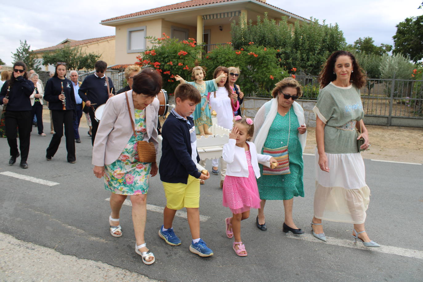 Gallegos de Solmirón acompaña a la Virgen de Gracia Carrero