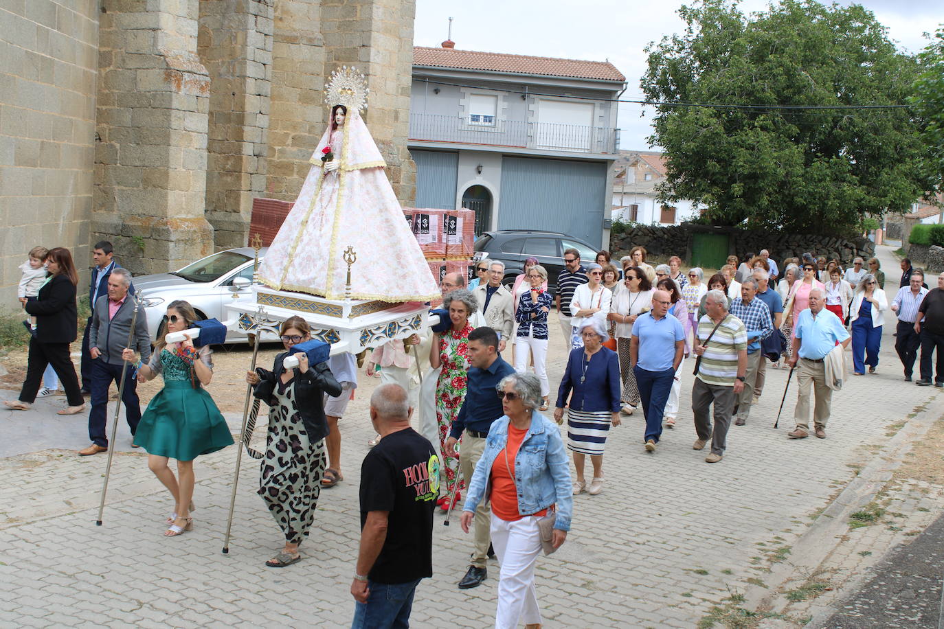 Gallegos de Solmirón acompaña a la Virgen de Gracia Carrero