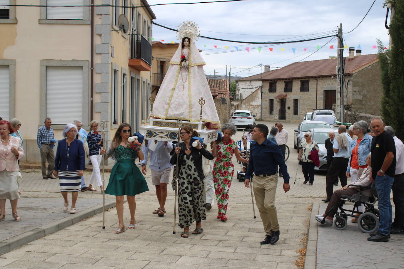 Gallegos de Solmirón acompaña a la Virgen de Gracia Carrero