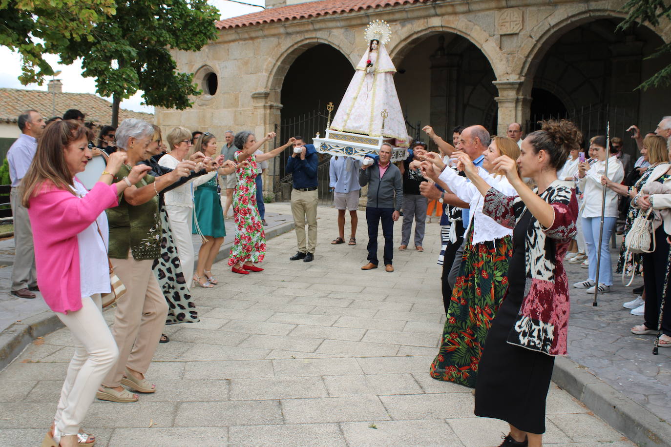 Gallegos de Solmirón acompaña a la Virgen de Gracia Carrero