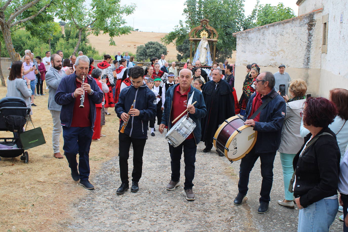 Honores a la Virgen del Carrascal en Cespedosa de Tormes