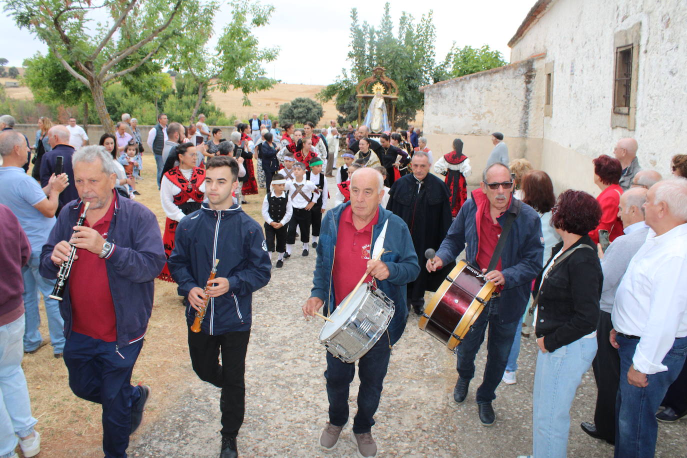 Honores a la Virgen del Carrascal en Cespedosa de Tormes