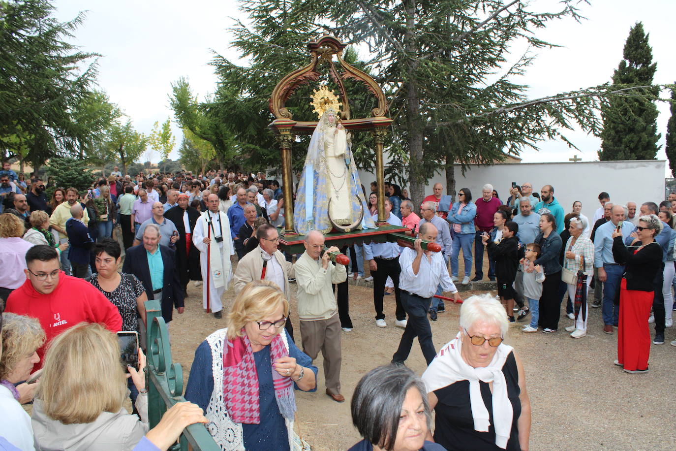 Honores a la Virgen del Carrascal en Cespedosa de Tormes