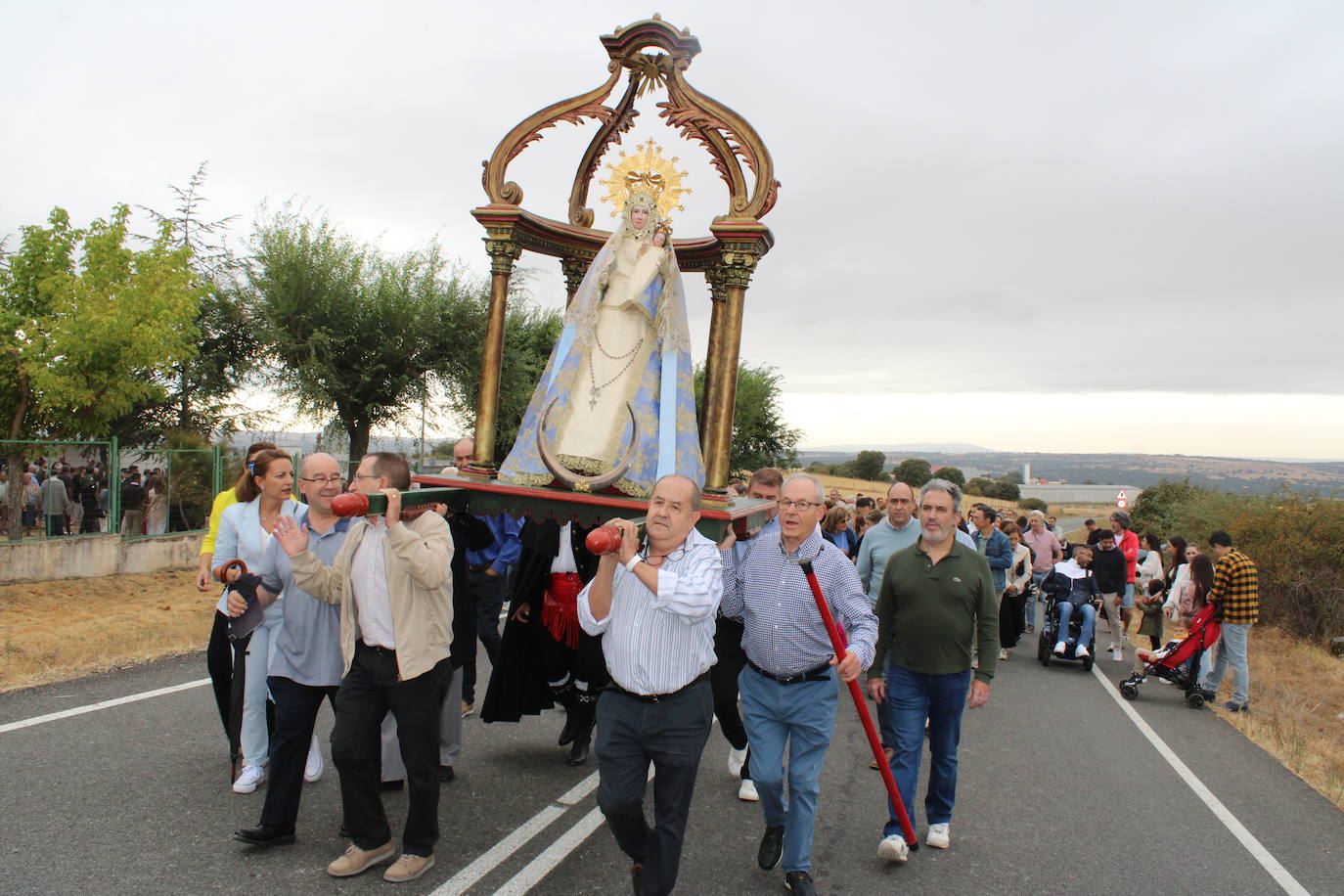 Honores a la Virgen del Carrascal en Cespedosa de Tormes