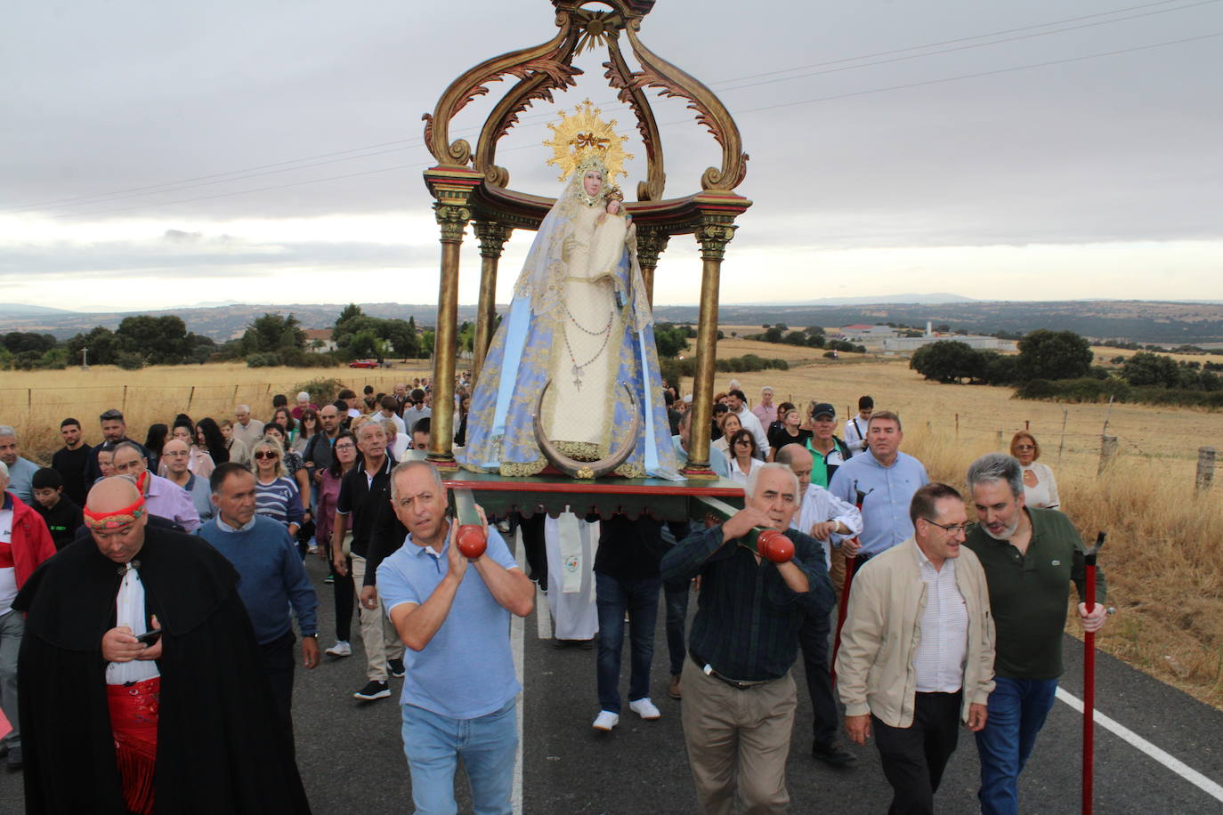 Honores a la Virgen del Carrascal en Cespedosa de Tormes