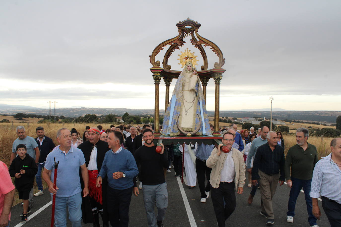 Honores a la Virgen del Carrascal en Cespedosa de Tormes