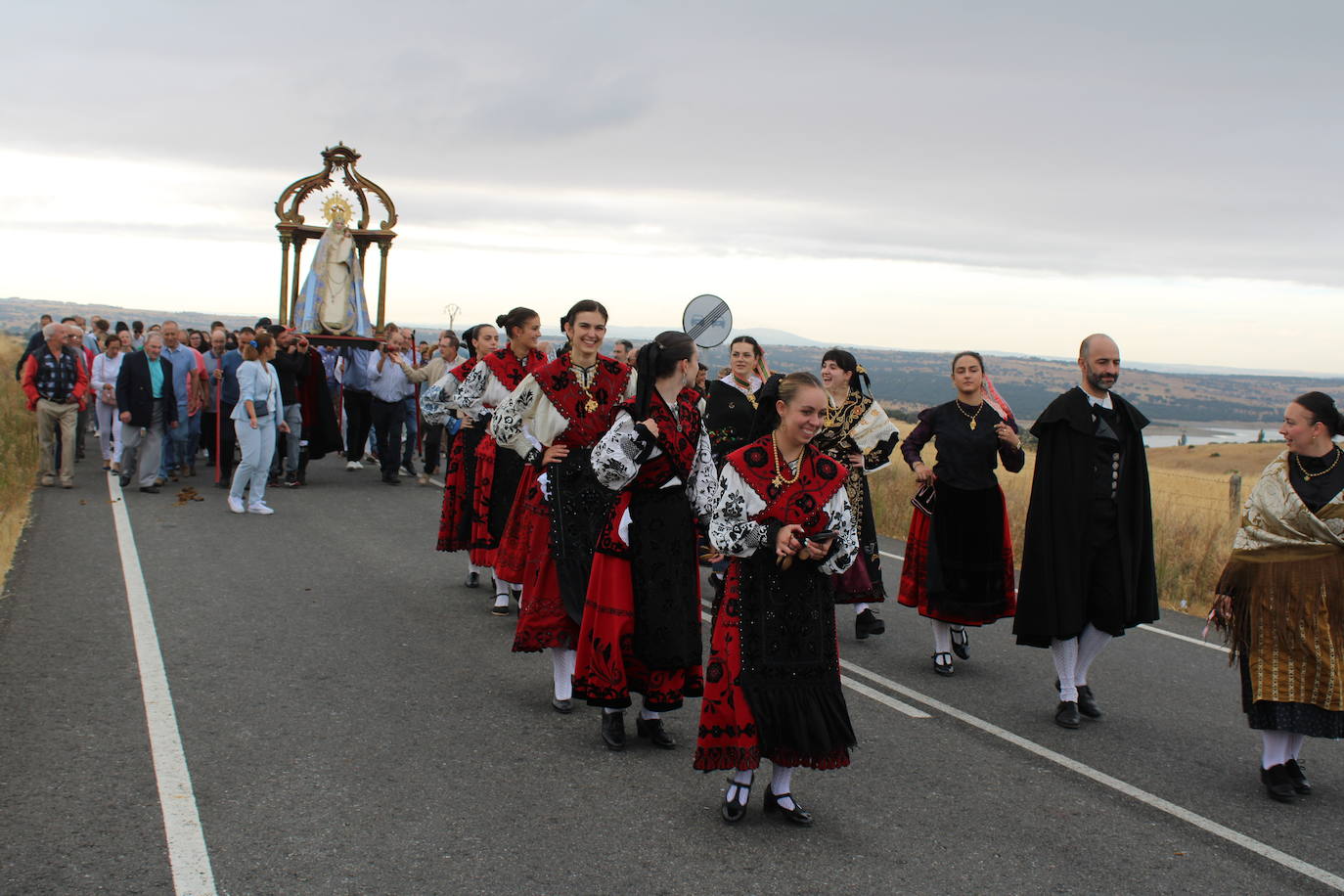 Honores a la Virgen del Carrascal en Cespedosa de Tormes