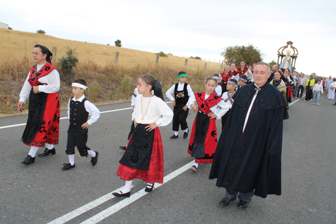Honores a la Virgen del Carrascal en Cespedosa de Tormes