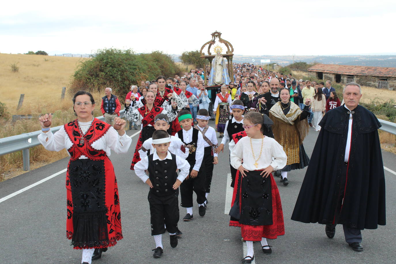 Honores a la Virgen del Carrascal en Cespedosa de Tormes