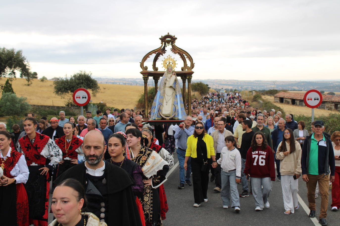Honores a la Virgen del Carrascal en Cespedosa de Tormes