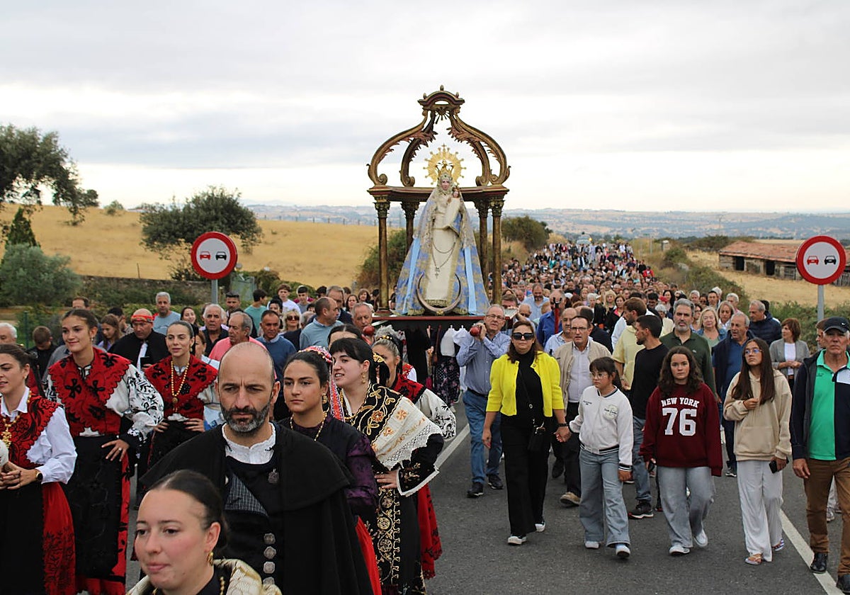 Honores a la Virgen del Carrascal en Cespedosa de Tormes