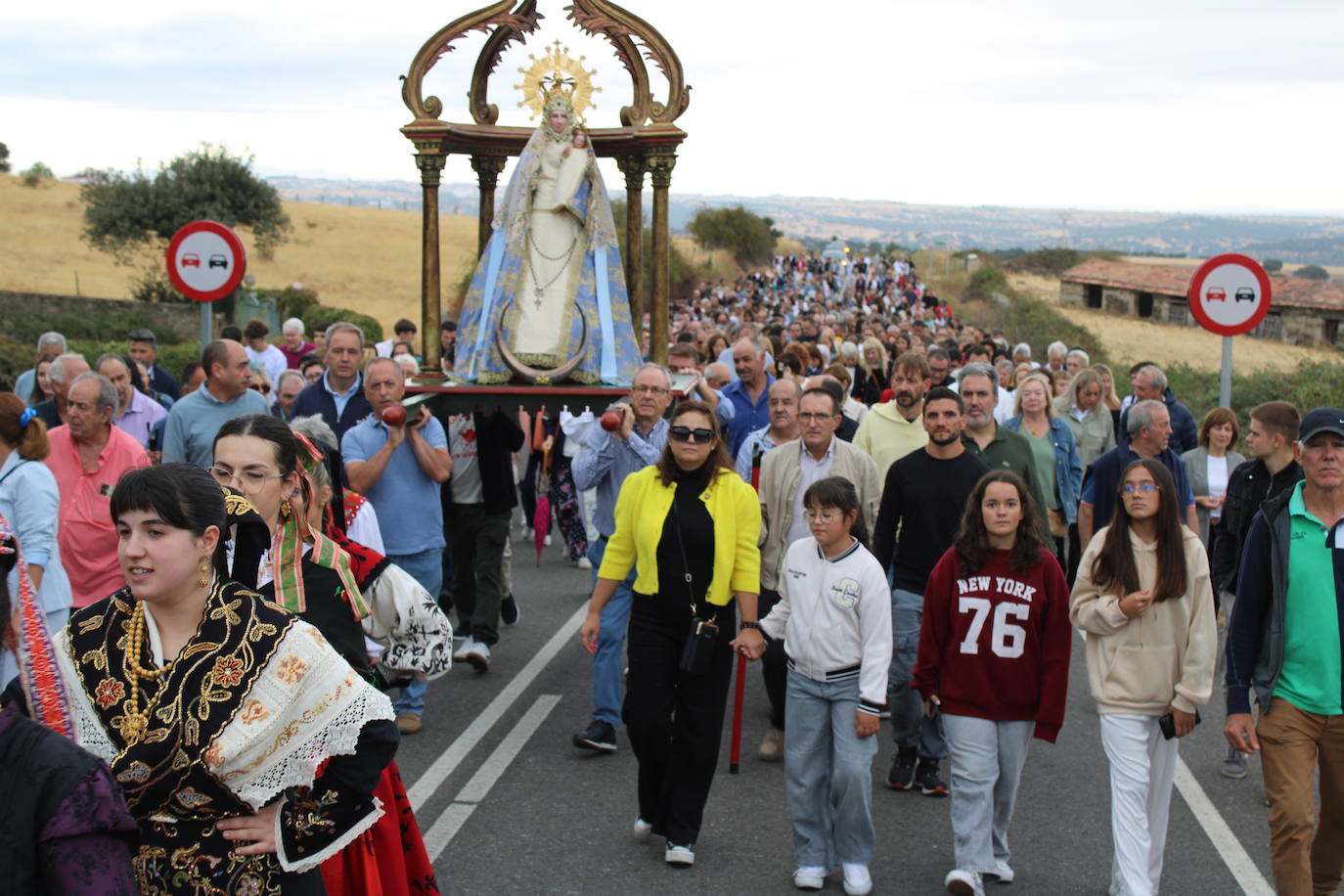 Honores a la Virgen del Carrascal en Cespedosa de Tormes