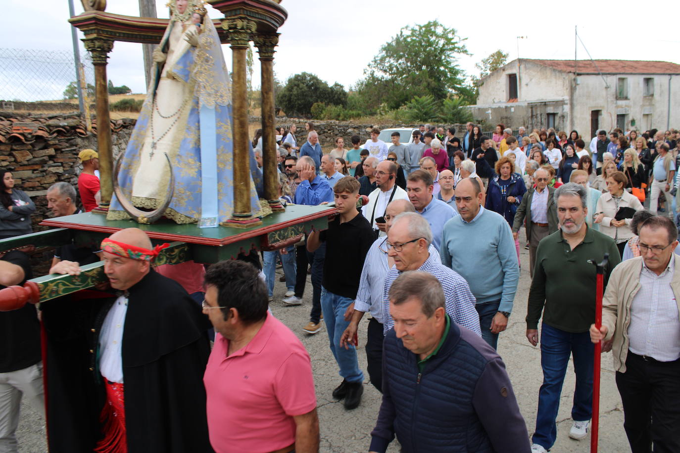 Honores a la Virgen del Carrascal en Cespedosa de Tormes