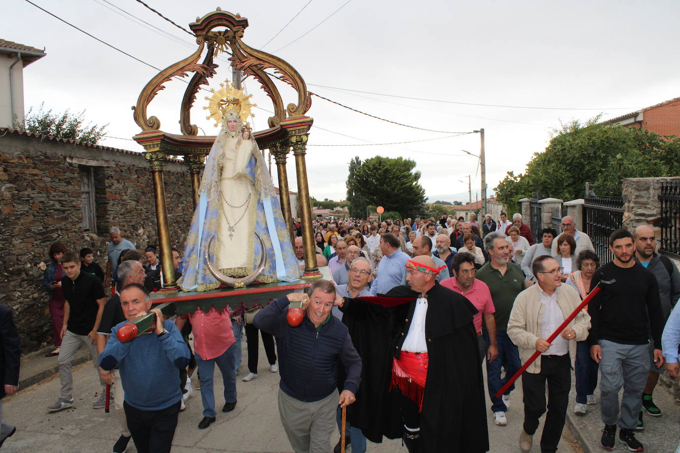 Honores a la Virgen del Carrascal en Cespedosa de Tormes