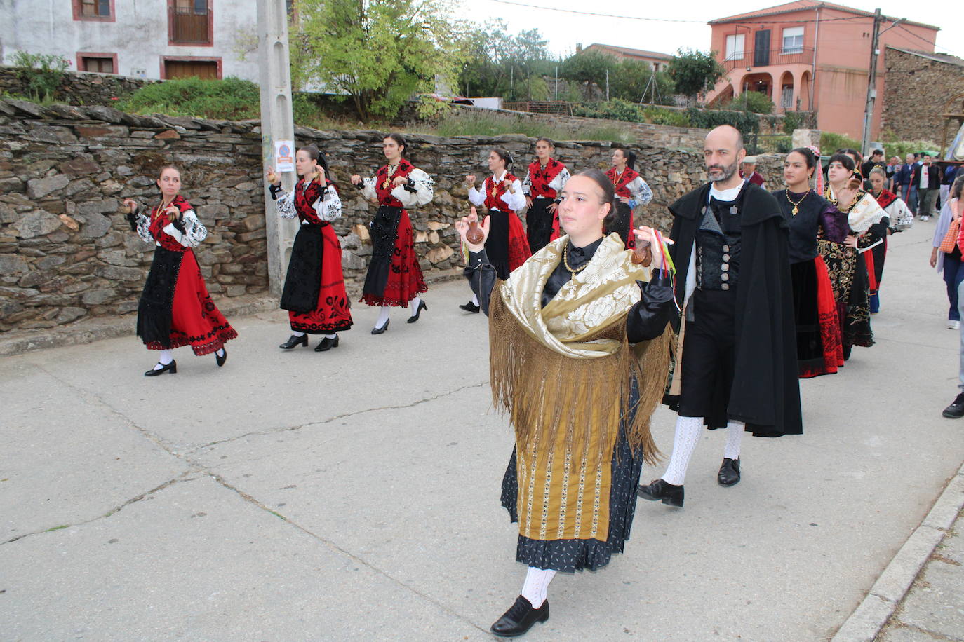 Honores a la Virgen del Carrascal en Cespedosa de Tormes