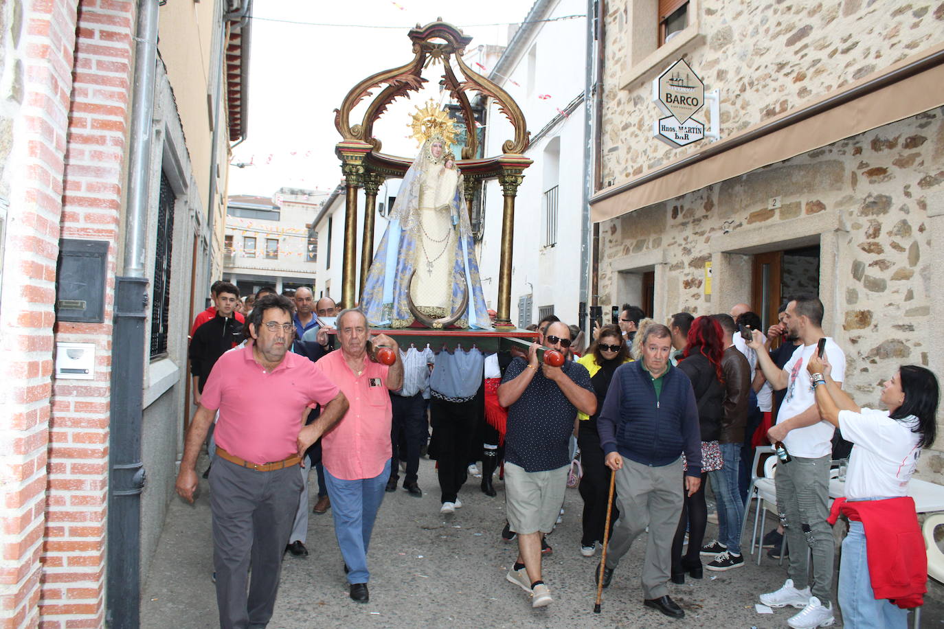 Honores a la Virgen del Carrascal en Cespedosa de Tormes