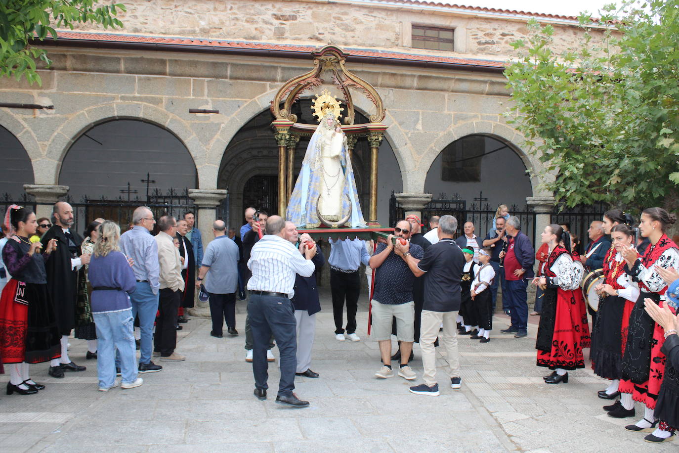 Honores a la Virgen del Carrascal en Cespedosa de Tormes