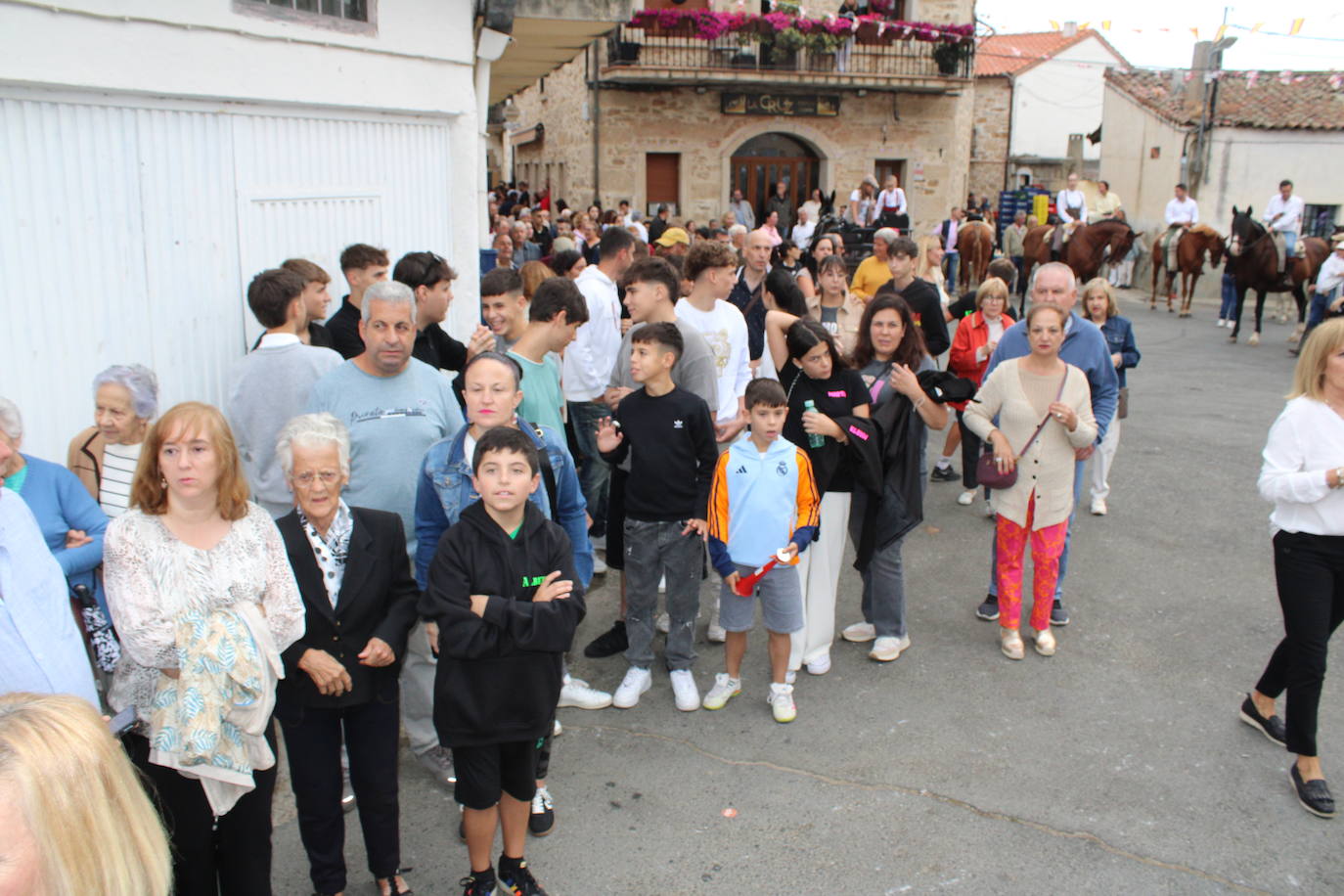 Honores a la Virgen del Carrascal en Cespedosa de Tormes