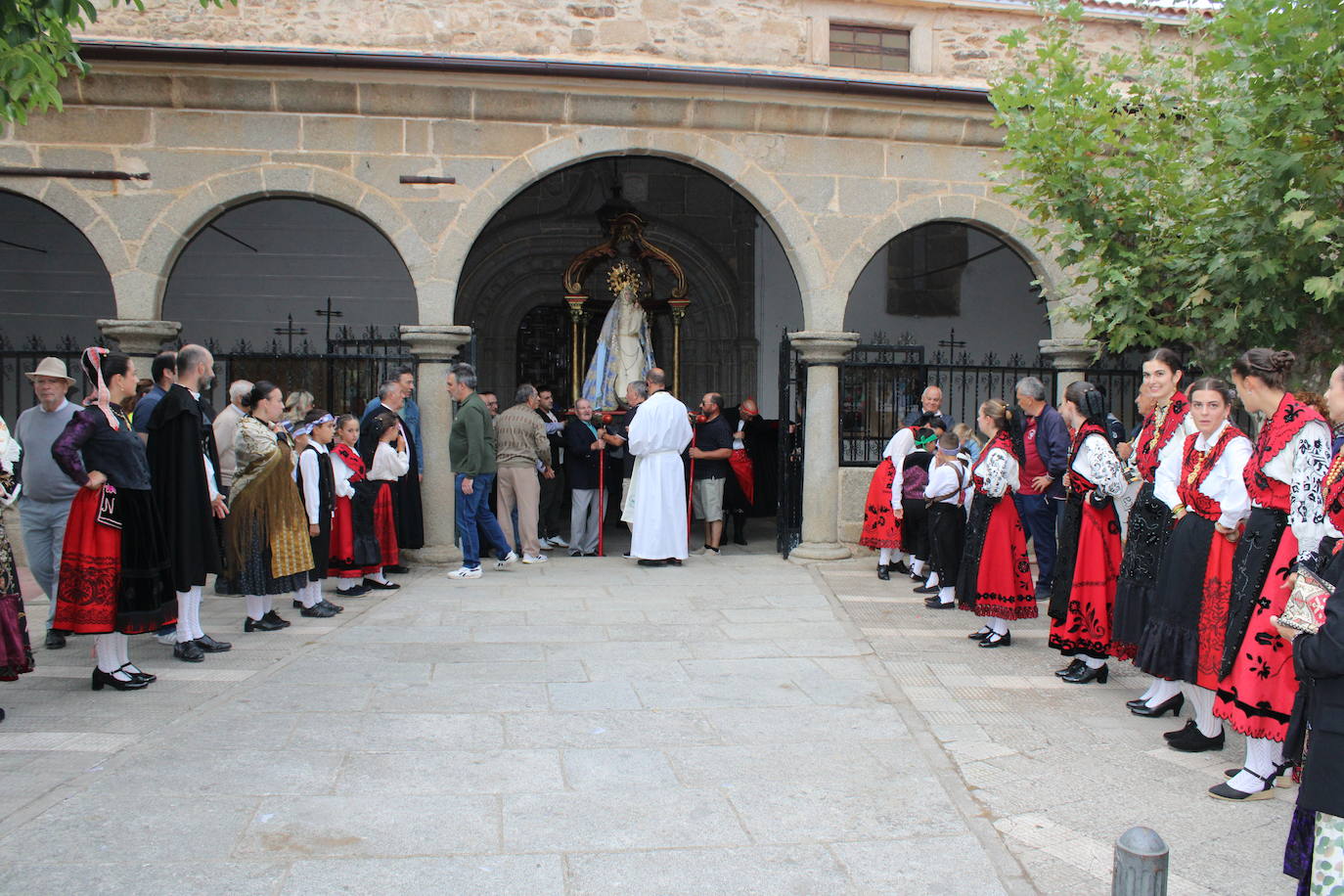Honores a la Virgen del Carrascal en Cespedosa de Tormes