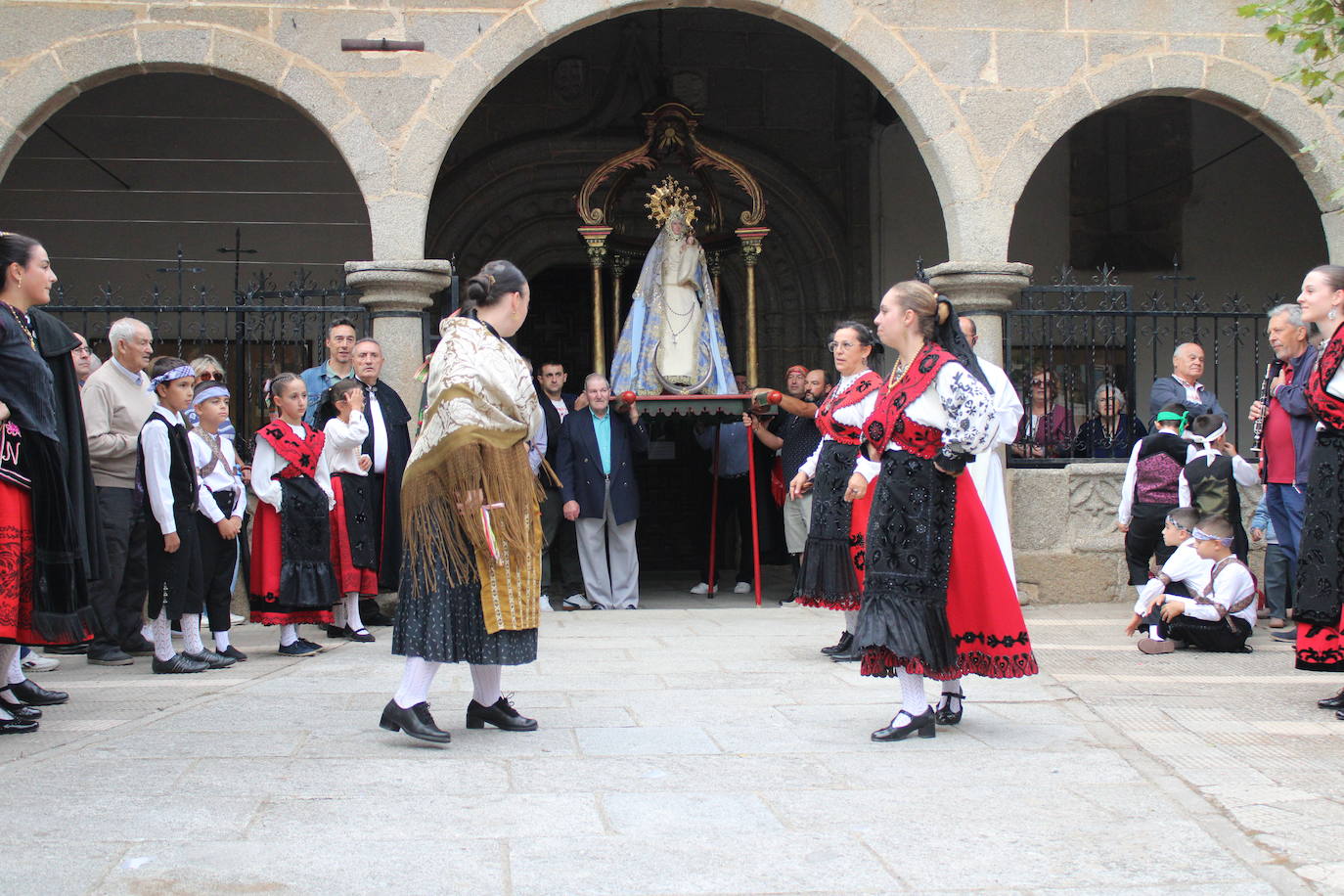 Honores a la Virgen del Carrascal en Cespedosa de Tormes