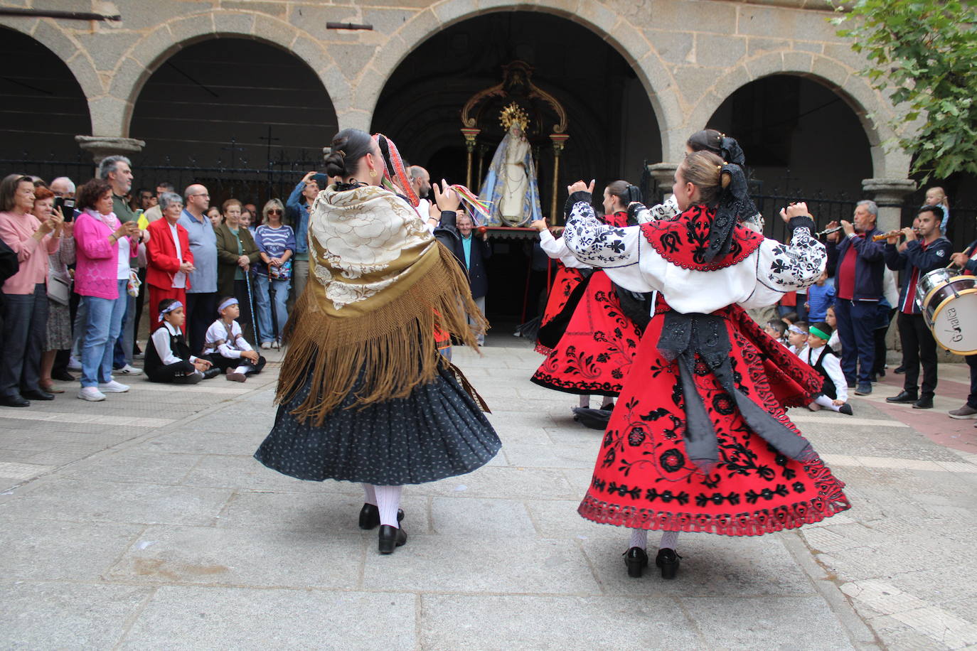 Honores a la Virgen del Carrascal en Cespedosa de Tormes