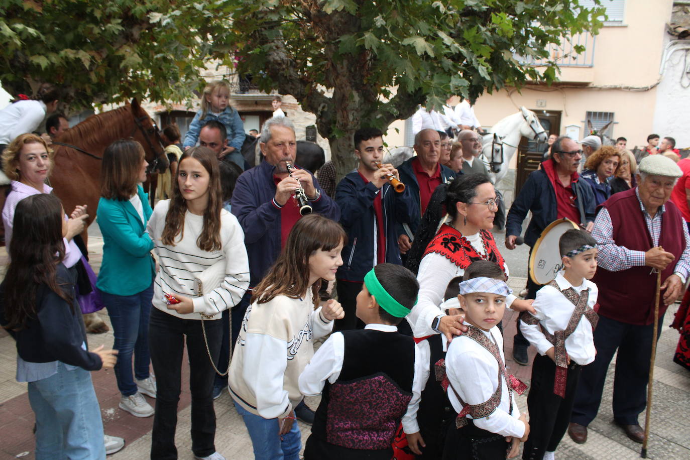 Honores a la Virgen del Carrascal en Cespedosa de Tormes