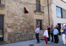 Momento del descubrimiento de la placa en el Ayuntamiento de Vitigudino