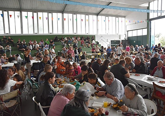 Familiares y amigos, disfrutando de la paella en torno a la mesa.