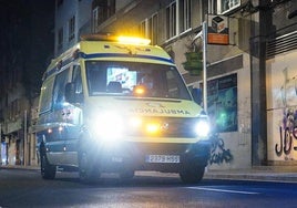 Una ambulancia, circulando por la capital.