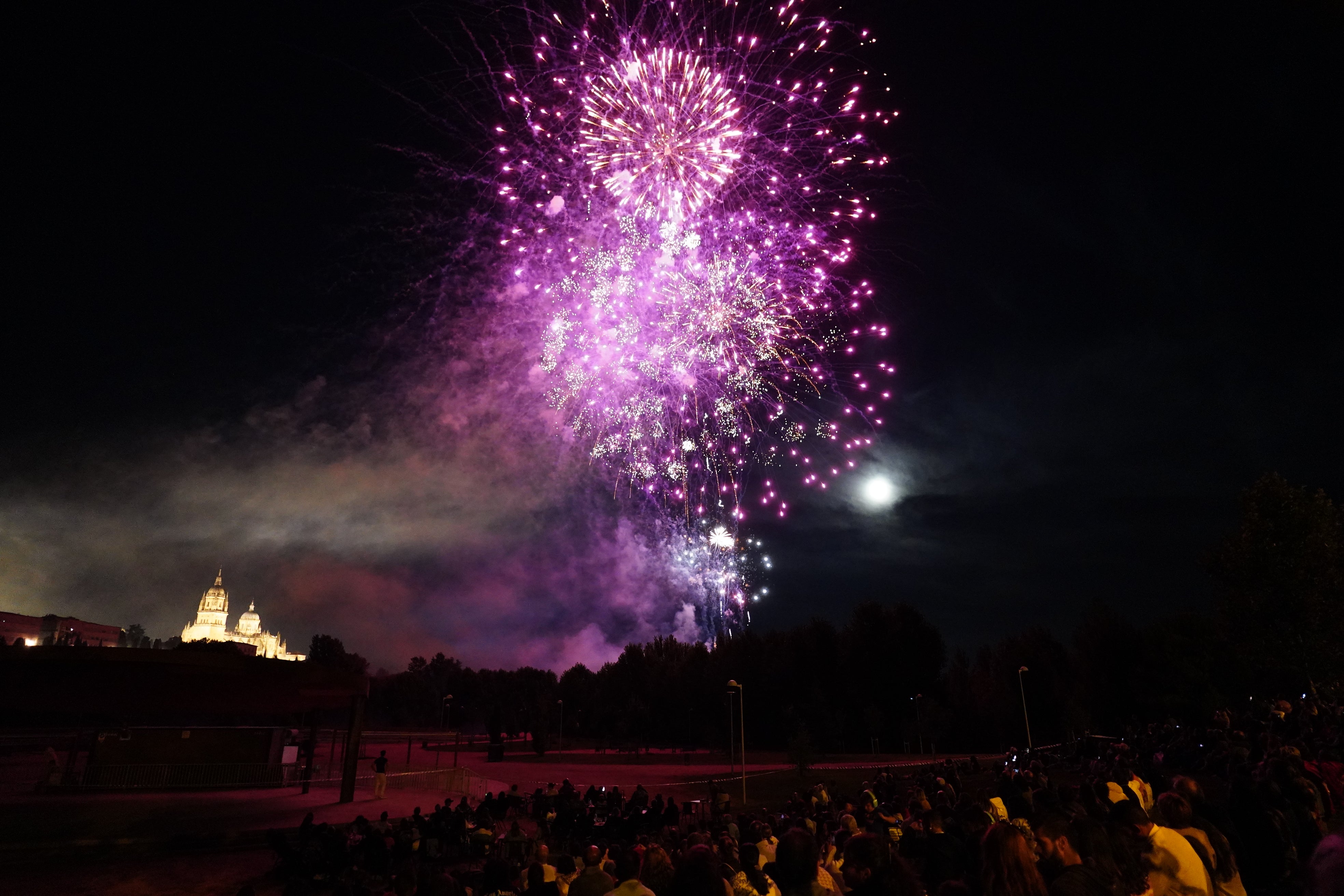 Atronador espectáculo de luz y color para iniciar las Fiestas
