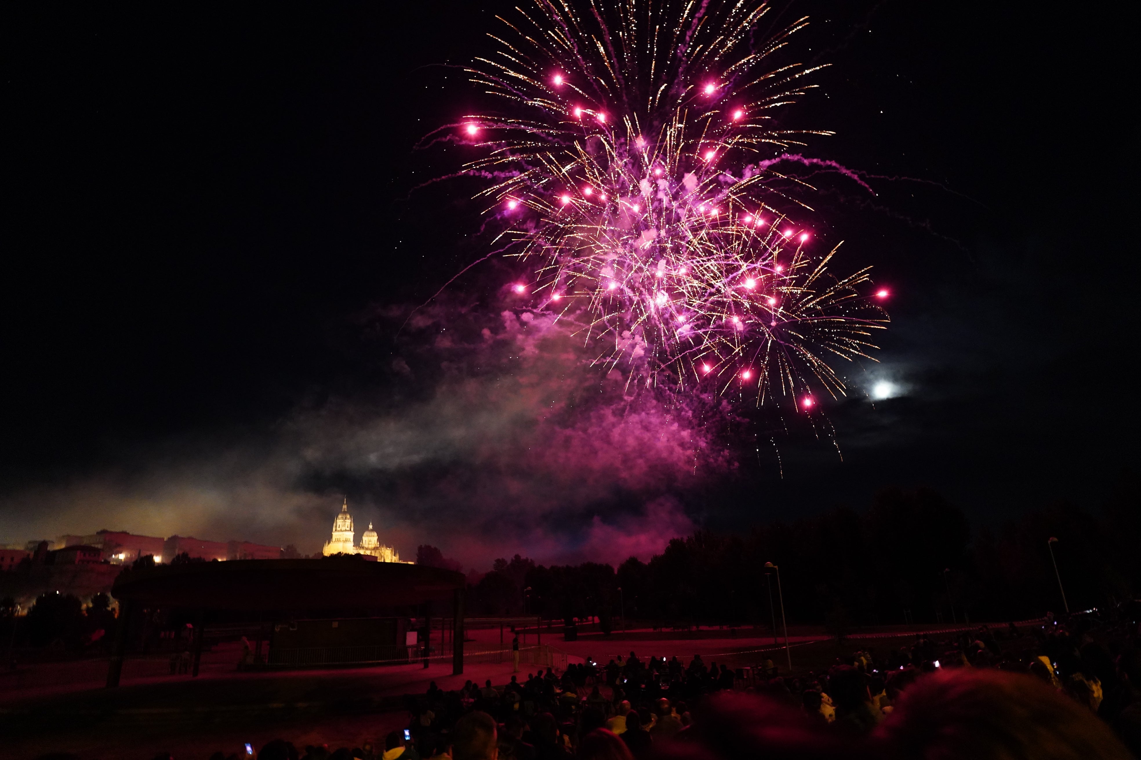 Atronador espectáculo de luz y color para iniciar las Fiestas