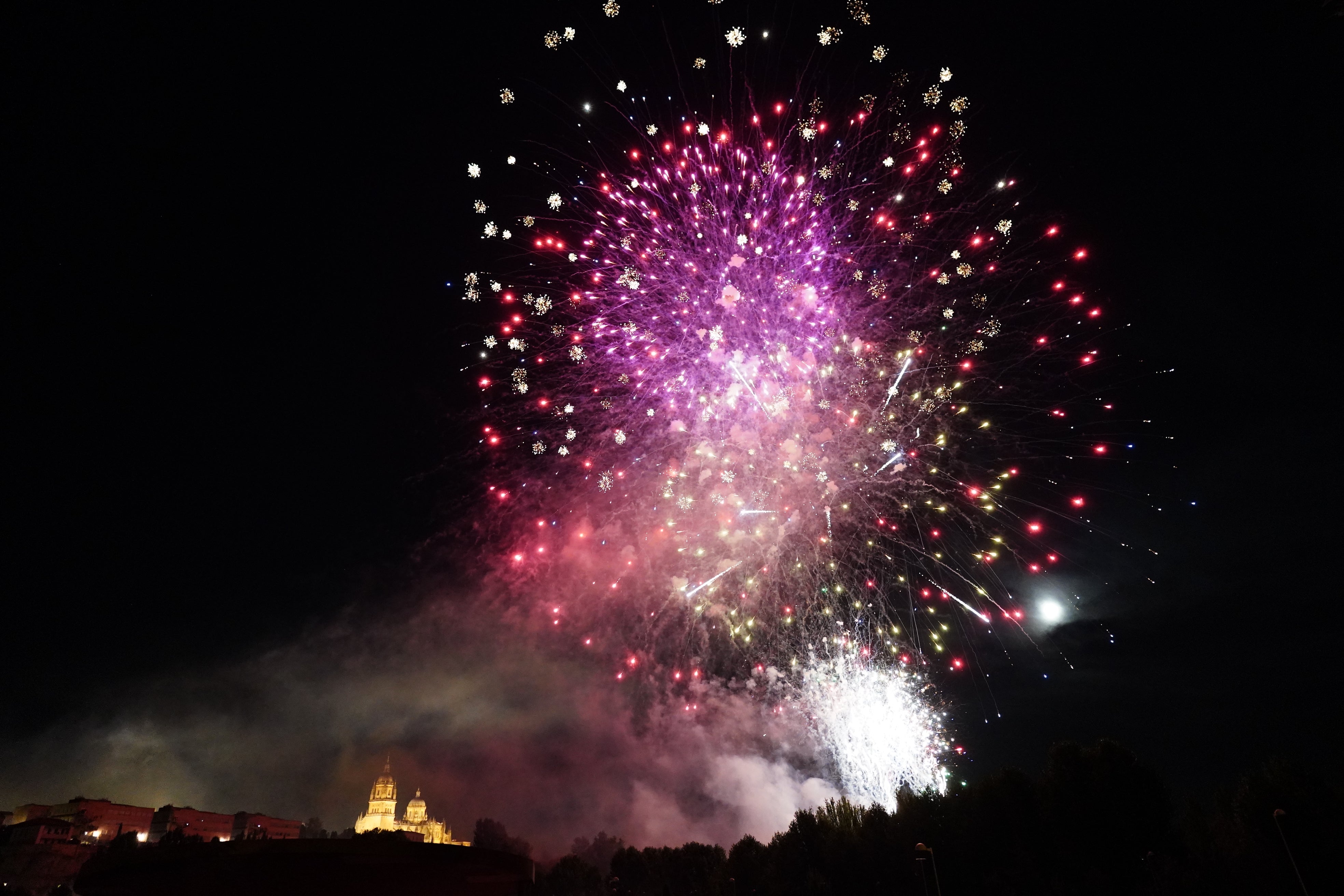 Atronador espectáculo de luz y color para iniciar las Fiestas