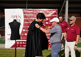 Eustaquio Andrés, presidente de La Valmuza Golf, 'viste' a Jorge Alonso con la capa charra.