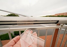 Lámparas rotas en la pasarela