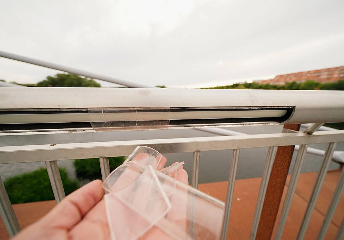 Lámparas rotas en la pasarela