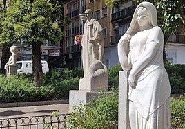 La estatua de 'La Montaraza', situada en la plaza de Gabriel y Galán, luce su nueva nariz.