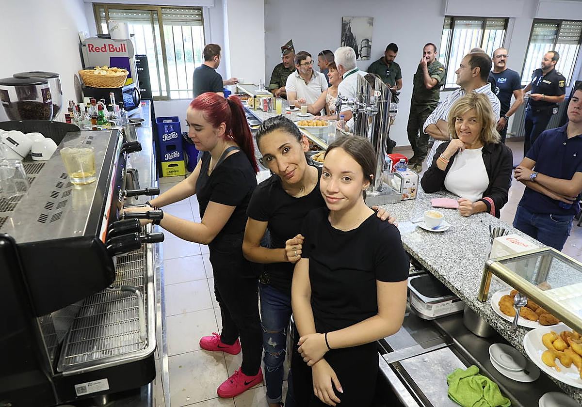Trabajadoras de la cafetería de la Lonja muestran su amabilidad todos los días de la Feria a pesar de las miles de personas que pasan por el bar.