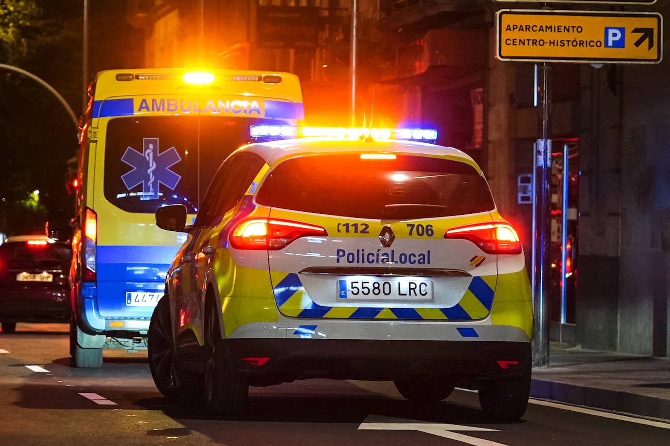 Una ambulancia y un coche de Policía Local, circulando por la capital.