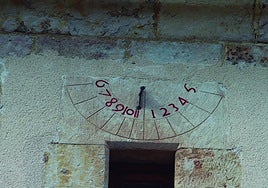 Los tres relojes de sol públicos de Salamanca están en San Esteban: uno, en el claustro de los aljibes (arriba), y dos, en el antiguo huerto del convento dominico.