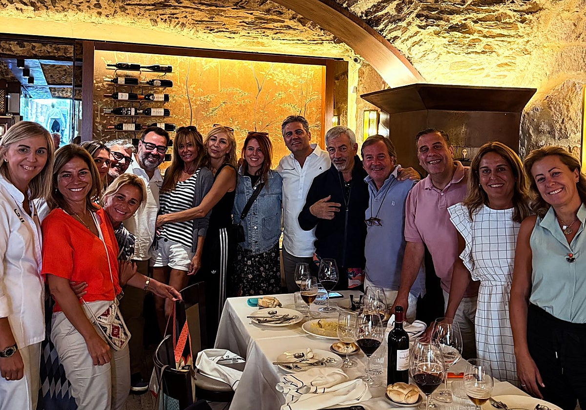 Imagen de algunos actores y de los integrantes de Siempre Así, en el Mesón de Gonzalo.