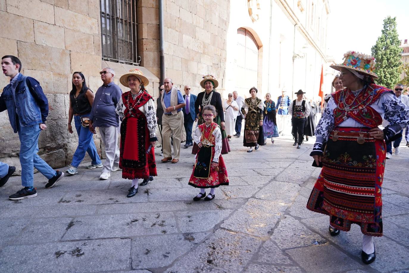 La ofrenda a la Virgen de la Vega en la Catedral, en imágenes