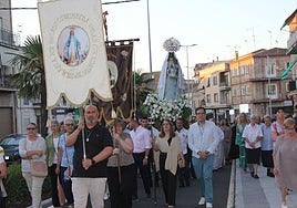 La procesión, a su paso por la avenida de España.