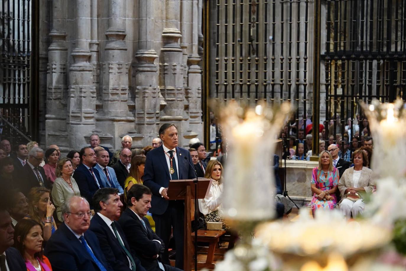 La ofrenda a la Virgen de la Vega en la Catedral, en imágenes